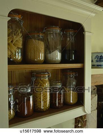 Gros Plan De Verre Bocaux Frais Magasinage Sur Cuisine Etageres Banque De Photo U Fotosearch