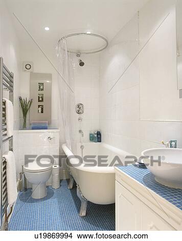 Kreisrunder Dusche Schiene Weiss Clawfoot Bad In Modernes Weiss Badezimmer Mit Blau Mosaik Tiled Boden Bild U19869994 Fotosearch