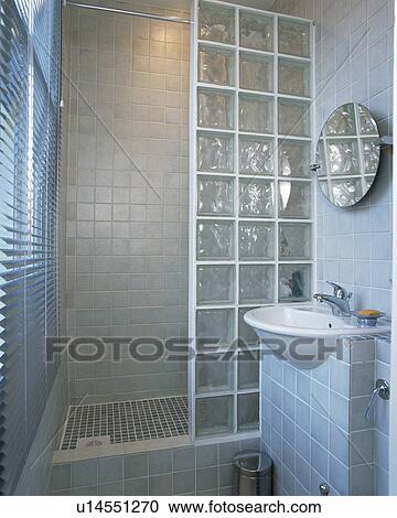 Ladrillo de vidrio, ducha, pared, en, pequeño, moderno, cuarto de ... Ladrillo de vidrio, ducha, pared, en, pequeño, moderno, cuarto de ...