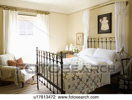 Stock Foto - lapwerk, stikken, op, antieke, ijzer, bed, met, witte ... Stock Foto - lapwerk, stikken, op, antieke, ijzer, bed, met, witte ...