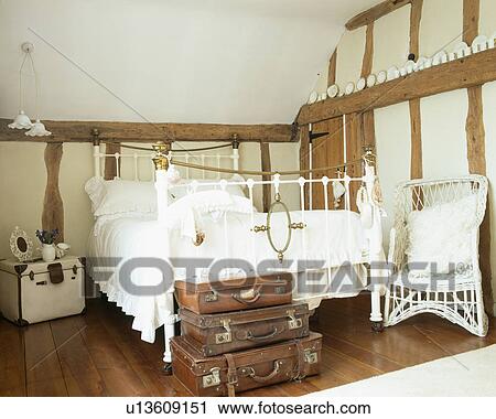 Stock Fotografie - oud, leder, koffer, onder, antieke, witte, en ... Stock Fotografie - oud, leder, koffer, onder, antieke, witte, en ...
