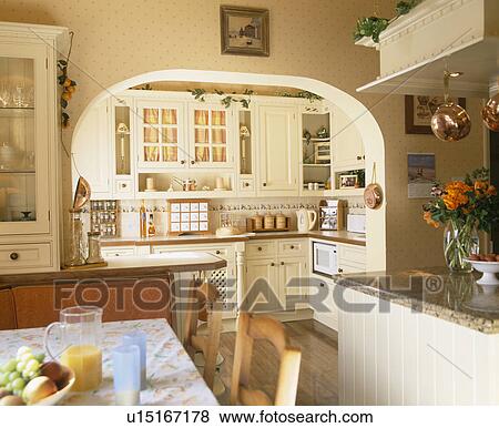 Arco Tra Cucina E Sala.Passaggio Ad Arco Fra Cucina E Sala Da Pranzo In Eighties Style Crema Cucina Archivio Fotografico U15167178 Fotosearch