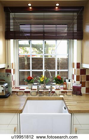 Finestra Sopra Lavello Cucina.Pinoleum Blind On Window Above Belfast Sink In Kitchen With Wood Worktops Stock Image U19951812 Fotosearch