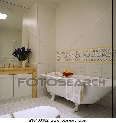 https://fscomps.fotosearch.com/compc/UNS/UNS052/rolltop-bad-in-hippe-badkamer-met-stock-foto__u18403182.jpg
