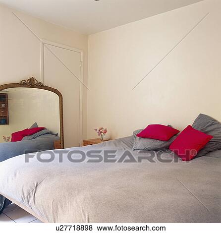 Specchio Moderno Camera Da Letto.Rosso Cuscini E Grigio Piumone Letto Accanto Grande Anticaglia Specchio In Moderno Bianco Camera Letto Archivio Fotografico U27718898 Fotosearch