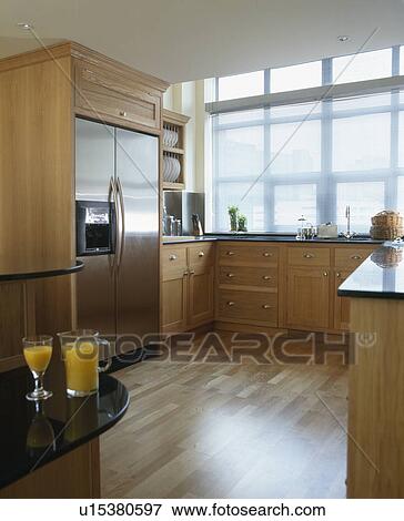 Rostfreier Stahl American Style Kuhlschrank In Modernes Kueche Mit Holzerner Bodenbelag Stock Foto U15380597 Fotosearch