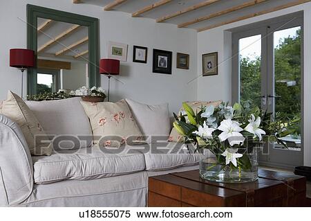 Welp Spiegel, boven, witte bank, met, vlakte, en, floral, kussens, in JR-89