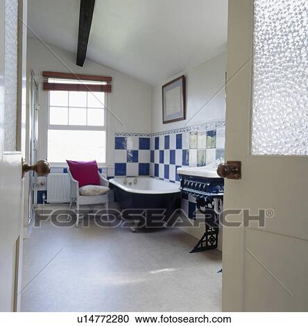 Tür offen, to, dachgeschoss, badezimmer, mit, grauer, keramisch, fussbodenfliesen, blau, &, weiß, keramische fliesen, oben, rolltop, bad Stock Bild Tür offen, to, dachgeschoss, badezimmer, mit, grauer, keramisch, fussbodenfliesen, blau, &, weiß, keramische fliesen, oben, rolltop, bad Stock Bild