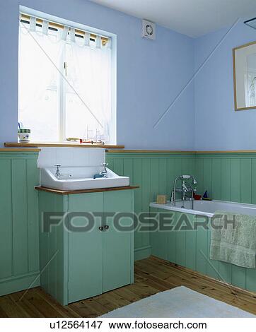 Turkis Tongue Groove Tafelung In Pastell Blau Badezimmer Stock Foto U12564147 Fotosearch