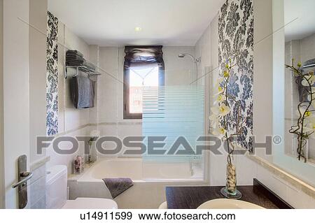 小さい 現代 浴室 で 灰色 タイル そして 大きい 印刷 壁紙 上に ２ Walls 写真館 イメージ館 U Fotosearch