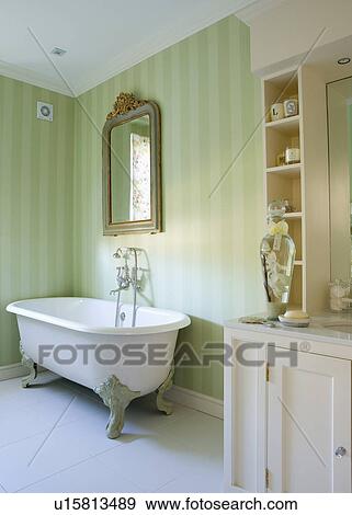 華やか 鏡 の上 Clawfoot 浴室 中に 伝統的である 浴室 で 薄い 緑 しまのある壁紙 そして 白 セラミック フロアタイル 写真館 イメージ館 U Fotosearch