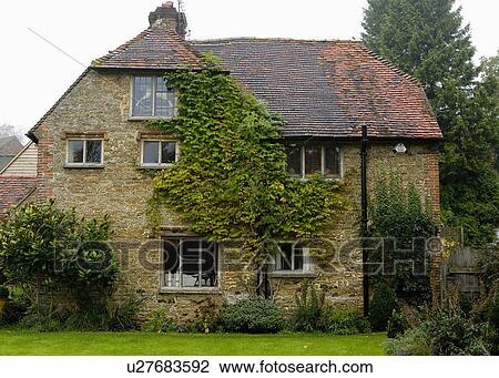 Stock Image - 16th century traditional farmhouse in Surrey. Fotosearch