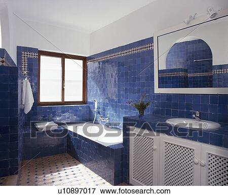 Ongebruikt Helder blauw, tegels, in, hippe, spaanse, badkamer Stock Foto LU-98