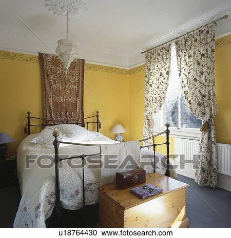Stock Fotografie - tapestry, boven, ijzer, bed, met, witte, linnen ... Stock Fotografie - tapestry, boven, ijzer, bed, met, witte, linnen ...