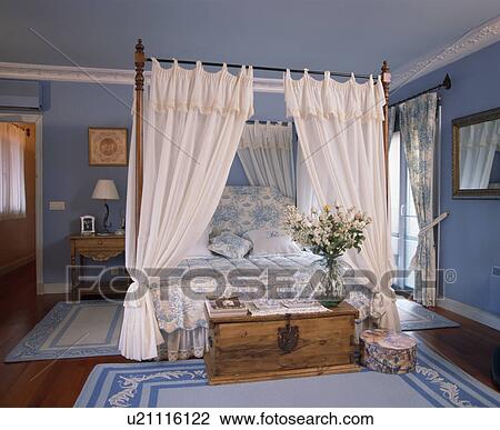 Weiss Vorhange Auf Vier Plakat Bett In Pastell Blau