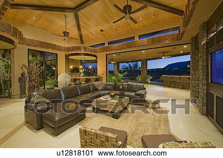 Wohnzimmer Innere Mit Sofa Und Couchtisch In Luxus Landhaus Stock Bild U12818101 Fotosearch