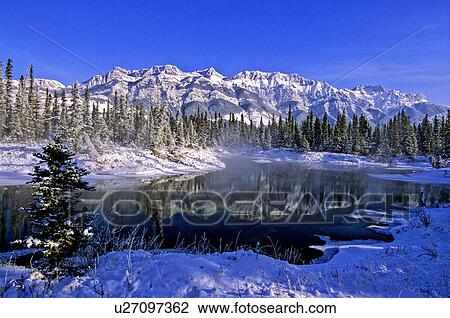 A Paysage Hiver De Les Miette Chaîne De Montagnes Neige Couvert Sur A Primitif Jour Hivers Dans Jaspe Parc National Alberya Canada