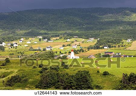 干し草のベール そして 農場 中に Margaree ケープブレトン島 ノバスコシア Canada ストックイメージ U Fotosearch