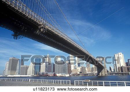橋 ニューヨーク市 ニューヨーク マンハッタン N Y C ブルックリン 橋 そして スカイライン の ローワーマンハッタン から Brooklyn 全高 上に イースト川 中に ニューヨーク市 新しい York ストックイメージ U Fotosearch