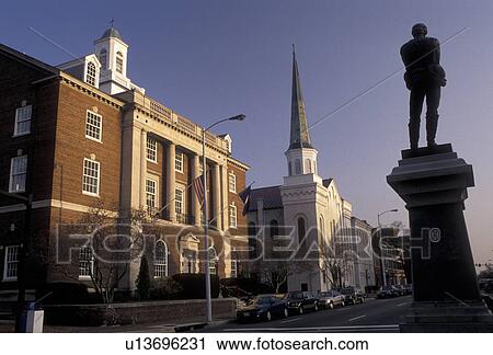 Stock Image -  Alexandria, Virginia, Court House and Confederate Monument in downtown Alexandria in the state of Virginia . Fotosearch