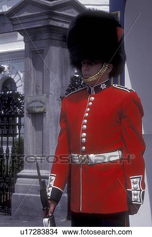 guards with big furry hats