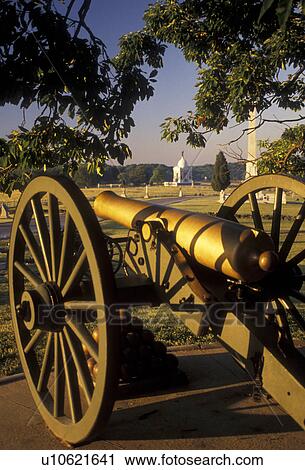 Stock Image -  cannon, Gettysburg, battle, battlefield, civil war, Gettysburg Military Park, Pennsylvania, Cannon displayed at High Water Mark a battlefield site in Gettysburg National Military Park in Gettysburg in the state of Pennsylvania.. Fotosearch