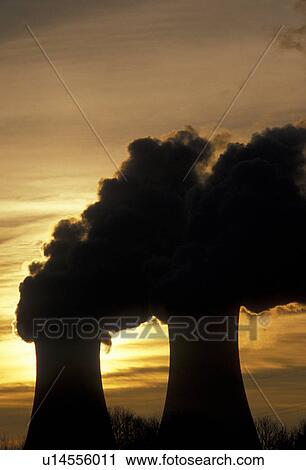 Stock Image -  nuclear power plant, sunrise, sunset, Pennsylvania, Steam rises from the cooling towers of the Philadelphia Electric Co. nuclear power plant in Limerick at sunset.. Fotosearch