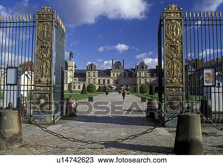 Stock Image -  chateau, France, Fontainebleau, castle, Ile de France, Seine-et-Marne, Europe, Entrance gate to Chateau de Fontainebleau a 12th-century palace.. Fotosearch