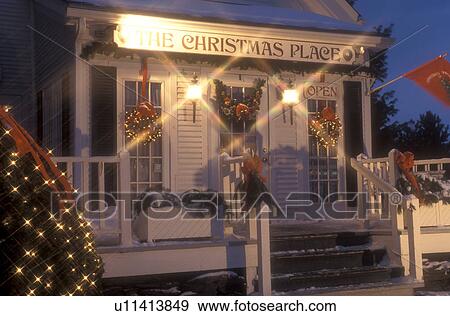 Christmas store, holiday, decorations, Stowe, snow, evening, winter