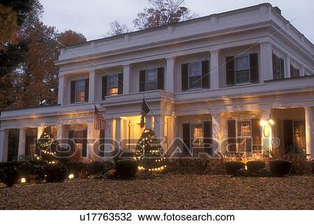 Stock Image -  country inn, bed & breakfast, fall, Arlington, VT, Vermont, Arlington Inn in the evening in autumn in Arlington.. Fotosearch