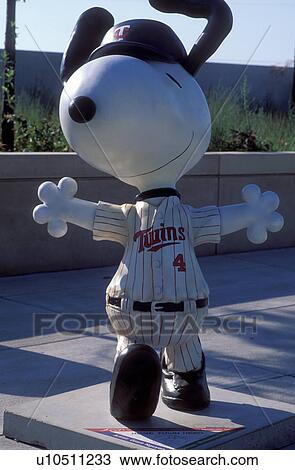 Stock Image -  Snoopy, St. Paul, MN, Minnesota, Twin Cities, Hometown Hero Snoopy statue.. Fotosearch
