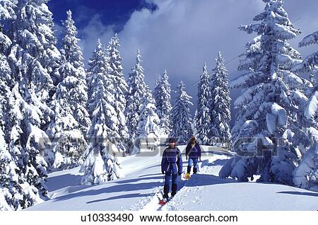 Snowshoeing 形跡 山 瑞士 Vaud Jura 山 歐洲 A 母親和女兒 雪鞋 在 深 雪 上 A 形跡 那 跑 透過 A 雪被蓋 森林 的 常綠植物 在 The 冬天 在 The Jura 山