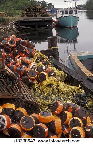 釣りネット 漁船 ケープブレトン島 Cabot 道 ノバスコシア Ns カナダ 漁船 そして 釣りネット 上に A ドック 上に ケープブレトン島 島 上に 中に Nova Scotia 写真館 イメージ館 U Fotosearch