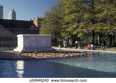 Stock Image -  Atlanta, GA, Martin Luther King, crypt, MLK, Sweet Auburn, Georgia, Dr. Martin Luther King Jr. 's crypt in the reflecting pool at The Martin Luther King Jr. Center for Non-violent Social Change at the Martin Luther King Jr. National Historic Site in Atlan. Fotosearch
