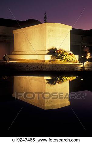 Martin Luther King, Atlanta, GA, MLK, Sweet Auburn, Georgia, Dr. Martin Luther King Jr. 's crypt reflects in the reflecting pool in the evening at The Martin Luther King Jr. Center for Non-violent Social Change at the Martin Luther King Jr. National Histo View Large Photo Image Stock Photography - Martin Luther King, Atlanta, GA, MLK, Sweet Auburn, Georgia, Dr. Martin Luther King Jr. 's crypt reflects in the reflecting pool in the evening at The Martin Luther King Jr. Center for Non-violent Social Change at the Martin Luther King Jr. National Histo. Fotosearch