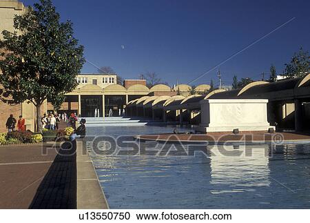 Stock Image -  MLK, GA, Martin Luther King, Atlanta, crypt, Georgia, Sweet Auburn, Dr. Martin Luther King Jr. 's crypt in the reflecting pool at The Martin Luther King Jr. Center for Non-violent Social Change at the Martin Luther King Jr. National Historic Site in Atlan. Fotosearch