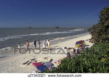 Plage Naples Fl Golfe Mexique Floride Gens Apprecier A Jour Plage Sur Golfe De Mexique Dans Naples Banque D Image U Fotosearch