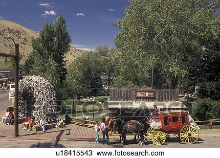 stage coach, Jackson, elk antler arch, WY, Wyoming, A stage coach picks up passengers in Town Square in downtown Jackson. View Large Photo Image Stock Image - stage coach, Jackson, elk antler arch, WY, Wyoming, A stage coach picks up passengers in Town Square in downtown Jackson.. Fotosearch