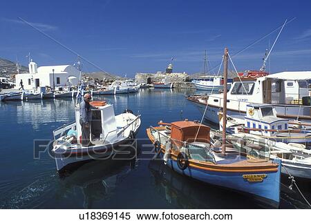 ギリシャ Paros ギリシャの島 Naoussa Cyclades ヨーロッパ 漁師 流し釣りをする 上に 彼の 漁船 前方へ 水辺地帯 上に Naoussa 港 上に Paros 島 上に エーゲ海 Sea ストックフォト 写真素材 U Fotosearch