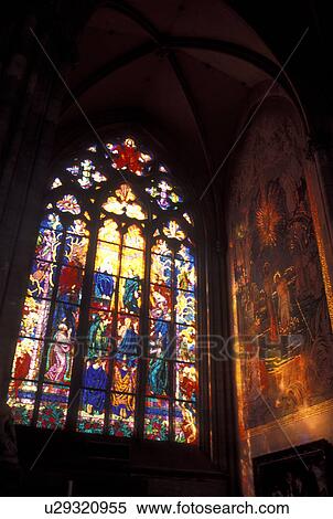 ステンドグラスの窓 教会 プラハ城 プラハ チェコ共和国 Praha 中央である ボヘミア ヨーロッパ ステンドグラスの窓 中 St Vitus の カテドラル において プラハ Castle ストックフォト 写真素材 U Fotosearch