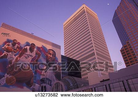Stock Image -  Charlotte, NC, North Carolina, Mural of the Charlotte Hornets Basketball team on the wall of a building in downtown Charlotte.. Fotosearch