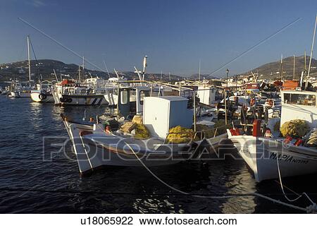 boats from athens to paros
