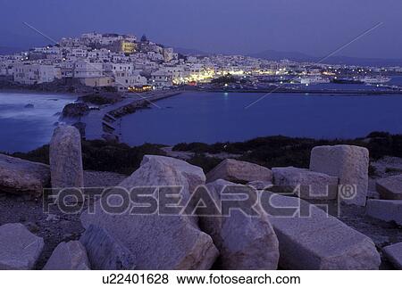 Naxos ギリシャ ギリシャの島 Cyclades ヨーロッパ 景色の 眺め の Hora Naxos そして 土手道 から 小島 の Palatia そして アポロの寺院 上に Naxos 島 中に 夕方 上に エーゲ海 Sea 写真館 イメージ館
