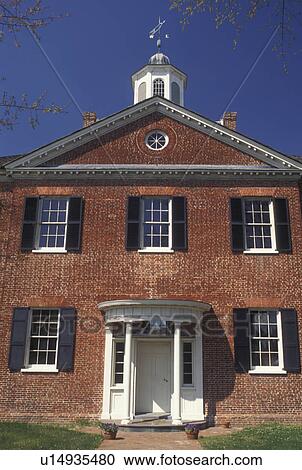 Stock Image -  New Bern, house, NC, North Carolina, New Bern Academy in New Bern in the spring.. Fotosearch