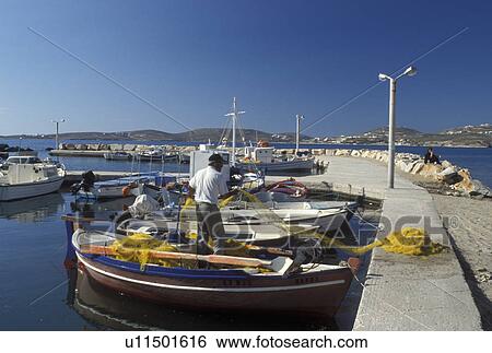 Paros ギリシャの島 Parikia Cyclades ギリシャ ヨーロッパ 漁師 引く 網 に 漁船 つながれる 中に 港 の Parikia 上に Paros 島 上に エーゲ海 Sea 画像コレクション U Fotosearch