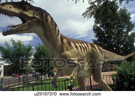آثار المؤلف المدينة السرية Colorado الحياة الحجم Allosaurus إلى ال التعريف ديناصور حيوان منقرض محطة قطار ألبوم الصور U29197370 Fotosearch
