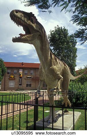 آثار المؤلف المدينة السرية Colorado الحياة الحجم Allosaurus إلى ال التعريف ديناصور حيوان منقرض محطة قطار معرض الصور الفوتوغرافية U13095595 Fotosearch