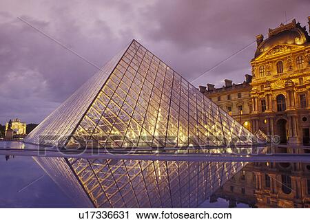 よろい窓 ピラミッド Musee Du Louvre パリ Ile De フランス フランス ヨーロッパ ガラス ピラミッド 印 入口 へ Musee Du Louvre Louvre Museum 中に パリ 中に Evening ストックイメージ U