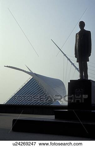 Stock Photo -  Milwaukee, WI, Wisconsin, Milwaukee County War Memorial Complex, Milwaukee Art Museum, statue of Abraham Lincoln. Fotosearch