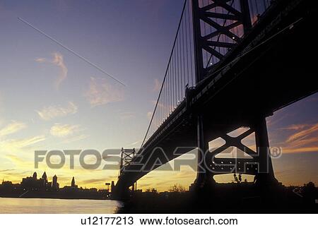 Stock Image -  Philadelphia, PA, Pennsylvania, Ben Franklin Bridge, Delaware River, evening. Fotosearch